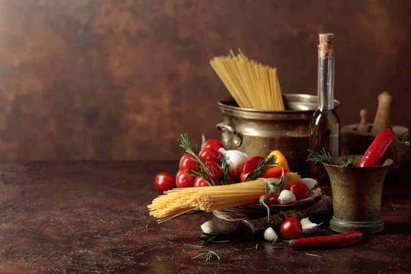 Pasta Con Ingredientes Utensilios Cocina Viejos Copiar Espacio —  Fotos de Stock