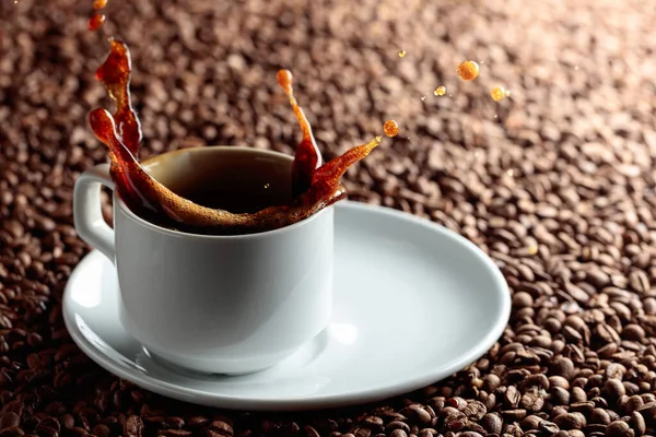 Café Preto Copo Cerâmica Branca Splashes Café Preto — Fotografia de Stock