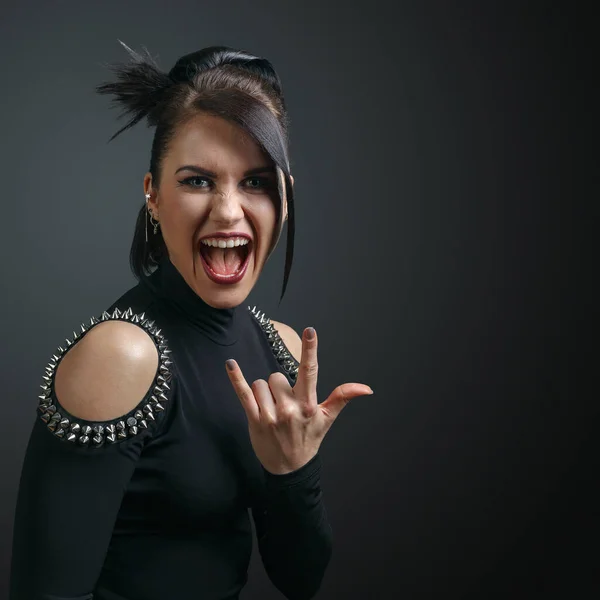 Screaming Aggressive Woman Punk Black Background — Zdjęcie stockowe