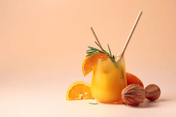 Orange Juice Rosemary Ice Frozen Glass Orange Juice Wooden Squeezer — Foto de Stock
