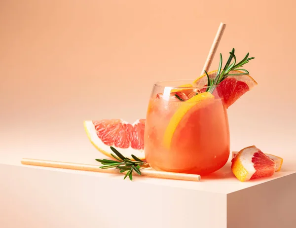 Summer Cocktail Grapefruit Rosemary Ice Frozen Glass Copy Space — стоковое фото