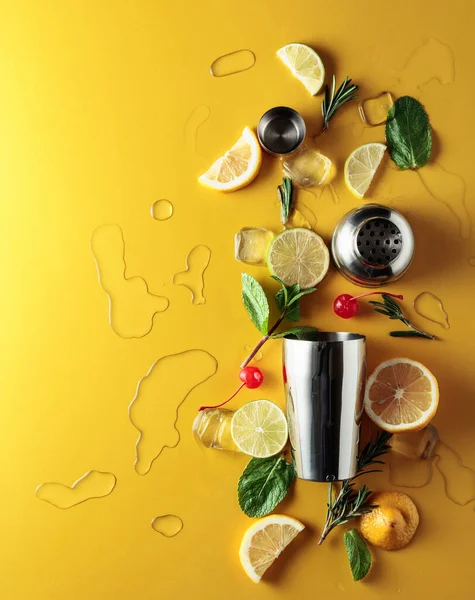 Sarı Arka Planda Kokteyl Yapmak Için Malzemelerle Karıştırıcı Bar Yaz — Stok fotoğraf