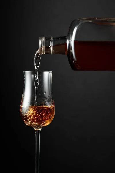 Sterke Alcoholische Drank Wordt Uit Een Fles Een Glas Gegoten — Stockfoto