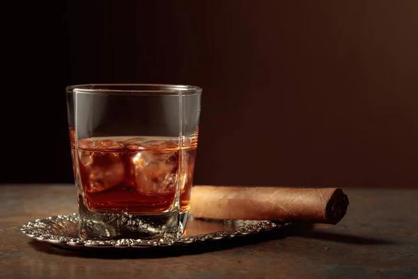 Whiskey Mit Eis Und Zigarre Auf Einem Rostigen Metalltisch — Stockfoto