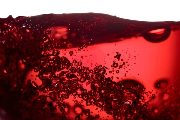 Beyaz arka planda izole edilmiş kırmızı şarap, soyut sıçrama. Makro çekim.