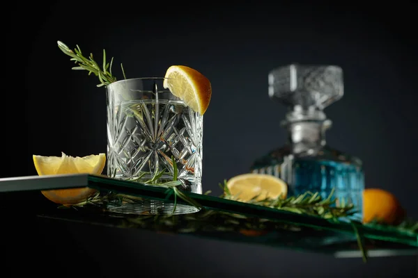 Kaltes Erfrischungsgetränk Mit Zitrone Und Rosmarin Gin Tonic Cocktail Kristallglas — Stockfoto