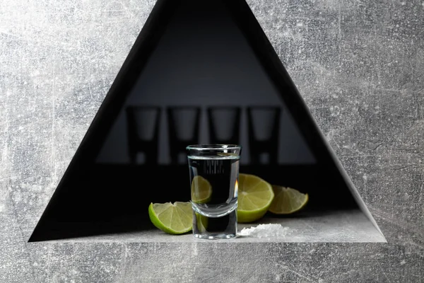 Tequila Con Rodajas Cal Sal Marina Sobre Fondo Piedra Gris —  Fotos de Stock