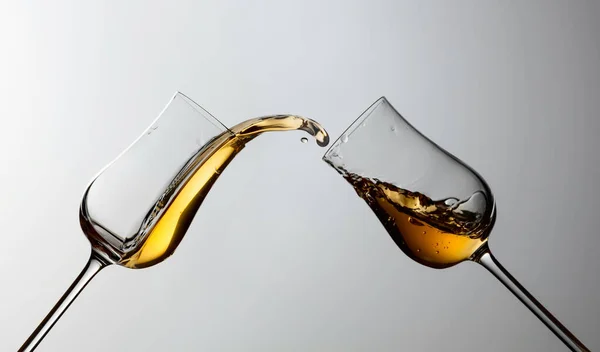 Напій Виливається Склянки Концепція Теми Преміум Алкоголю Копіювати Простір — стокове фото