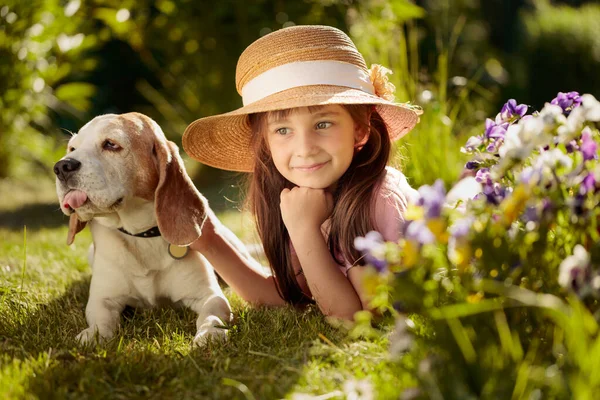 Ein Fröhliches Kleines Mädchen Mit Strohhut Spielt Mit Seinem Haustier — Stockfoto