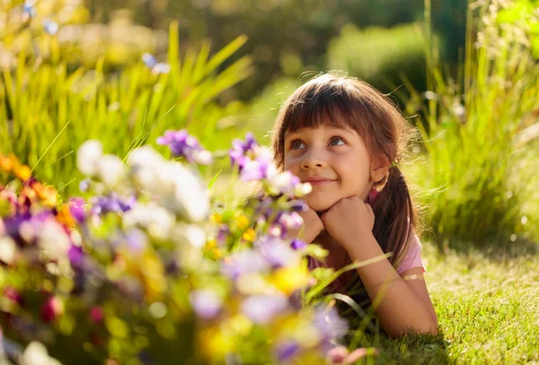 Niña Feliz Tendida Una Hierba Jardín Día Soleado Verano Pueblo —  Fotos de Stock