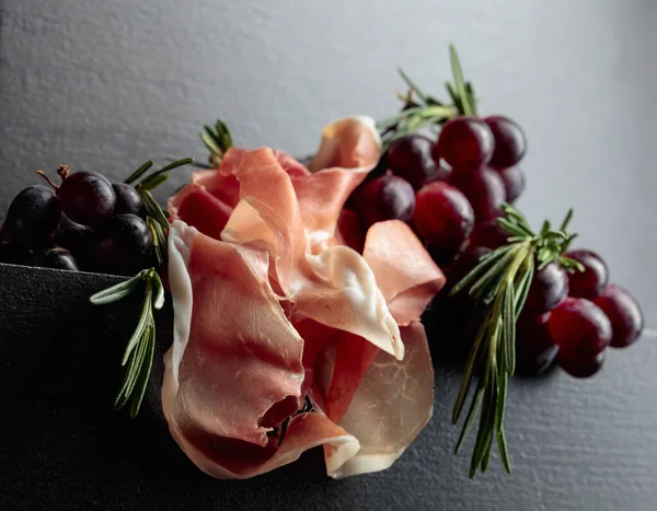 Kırmızı üzümlü ve biberiyeli jambon. Geleneksel Akdeniz atıştırması.