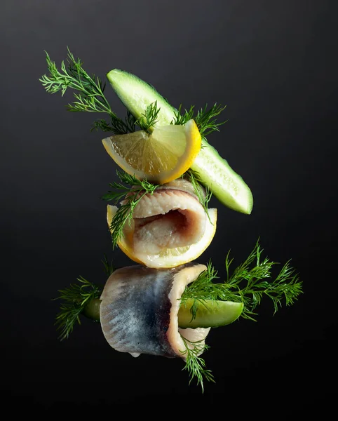 Limonlu Salatalıklı Dereotlu Ringa Fileto — Stok fotoğraf