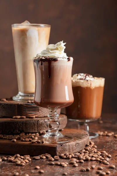 Bebidas Café Chocolate Con Crema Batida Sobre Fondo Marrón — Foto de Stock