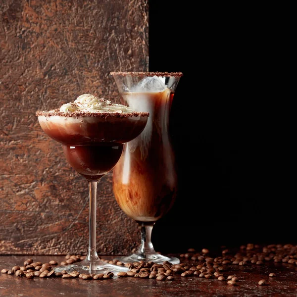 Kahverengi arka planda kremalı kahve ve çikolata içecekler. Boşluğu kopyala.