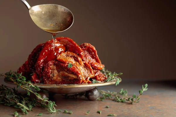 Kekik ve zeytinyağlı güneşte kurutulmuş domatesler. Boşluğu kopyala.