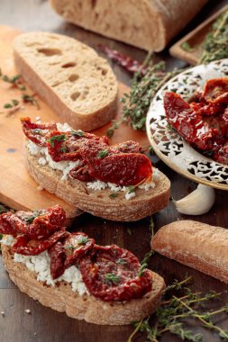 Ricotta, güneşte kurutulmuş domates ve kekik. Geleneksel Akdeniz yemeği. Seçici odak.