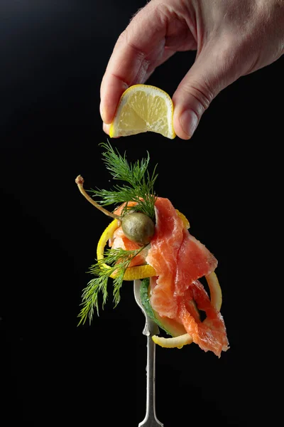Appetizer Salmon Poured Lemon Juice Smoked Salmon Dill Cucumber Capers — Stock Photo, Image