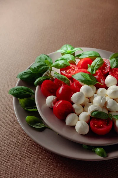 Domatesli Caprese Salatası Kahverengi Arka Planda Mini Mozzarella Fesleğen Talyan — Stok fotoğraf
