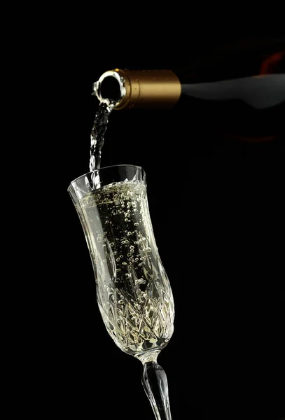 Sekt Wird Aus Einer Flasche Ein Glas Geschüttet Kopierraum — Stockfoto