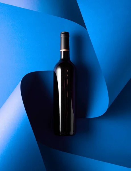 Бутылка Красного Вина Синем Фоне Вид Сверху — стоковое фото