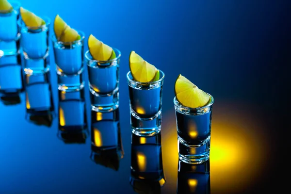 Tequila Con Rodajas Lima Sobre Fondo Negro Reflectante Bebida Alcohólica — Foto de Stock