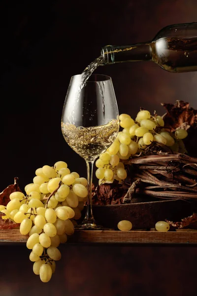 Vin Est Versé Dans Verre Vin Blanc Grappe Raisins Sur — Photo