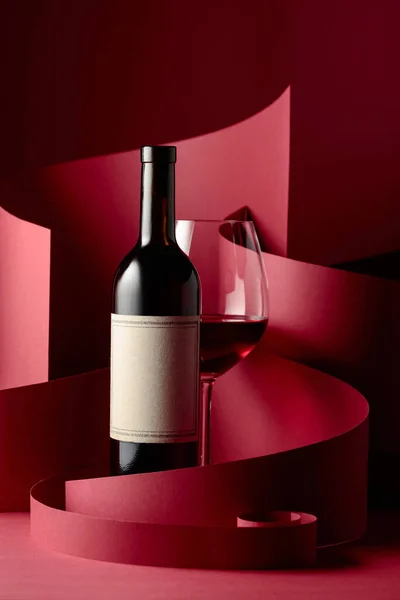 Botella Copa Vino Tinto Sobre Fondo Rojo Copiar Espacio — Foto de Stock