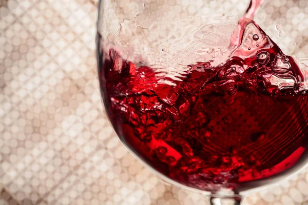 Κόκκινο Κρασί Χύνεται Ένα Ποτήρι Αντιγραφή Χώρου — Φωτογραφία Αρχείου