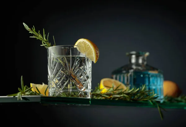 Kaltes Erfrischungsgetränk Mit Zitrone Und Rosmarin Gin Tonic Cocktail Kristallglas — Stockfoto