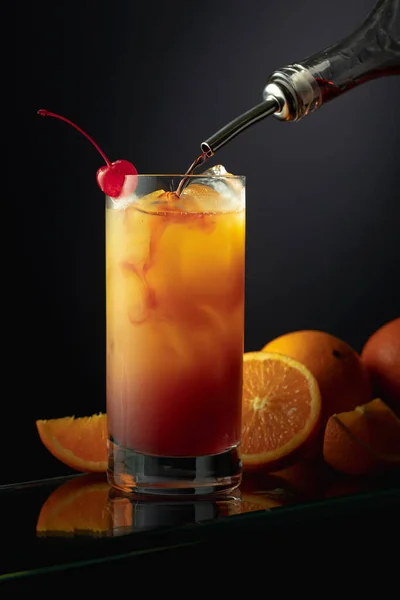 Алкогольний Коктейль Tequila Sunrise Високому Склі Гренадин Виливають Склянку — стокове фото