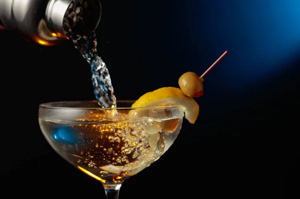 Martini Met Groene Olijven Citroen Cocktail Wordt Van Een Shaker — Stockfoto