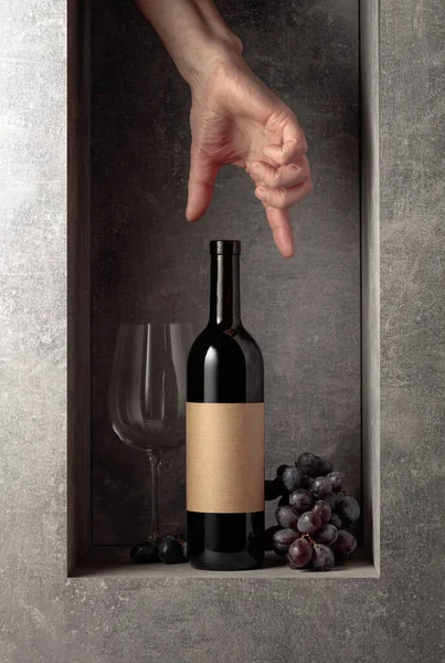 Vino Rosso Con Uva Blu Sulla Bottiglia Vecchia Etichetta Vuota — Foto Stock
