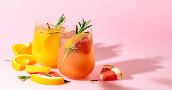 Summer Cocktails Grapefruit Orange Rosemary Ice Drinks Pink Background Copy — Zdjęcie stockowe