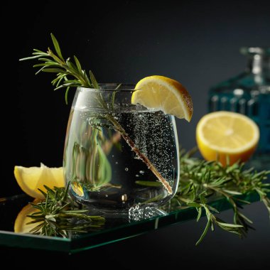 Limon ve biberiyeli cin tonik kokteyli. Köpüklü karbonatlı içecek..