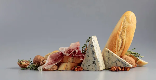 Prosciutto Con Queso Azul Baguette Nueces Tomillo Snacks Tradicionales Mediterráneos — Foto de Stock