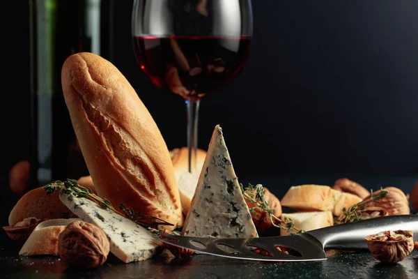 Γαλάζιο Τυρί Κόκκινο Κρασί Μπαγκέτα Καρύδια Και Θυμάρι Παραδοσιακά Μεσογειακά — Φωτογραφία Αρχείου