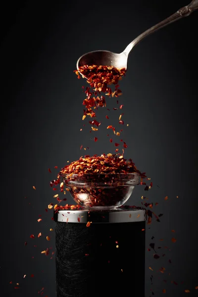 Piros Csípős Chili Paprikát Egy Kis Üvegtálba Öntik — Stock Fotó