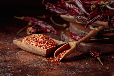 Kahverengi bir masada kırmızı biber ve kırmızı biber..