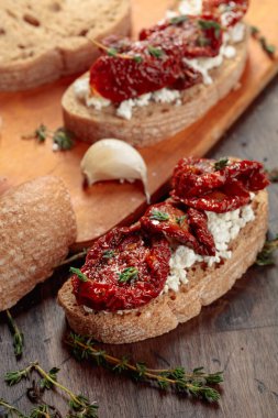 Ricotta, güneşte kurutulmuş domates ve kekik. Geleneksel Akdeniz atıştırması.