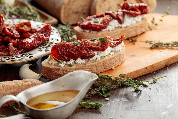 Bruschetta Con Ricotta Tomates Secados Sol Tomillo Snack Tradicional Mediterráneo — Foto de Stock