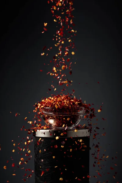 Flocken Roter Chilischote Werden Eine Kleine Glasschüssel Gegossen — Stockfoto