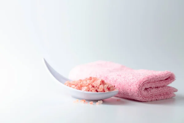 Spa Sammansättning Med Rosa Himalaya Salt Och Handduk Kopiera Utrymme — Stockfoto