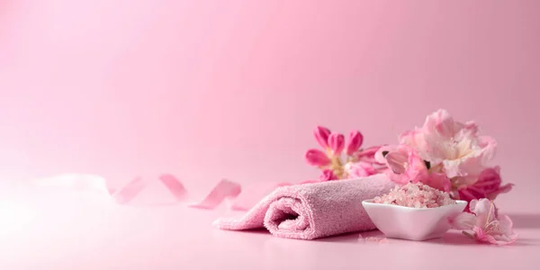 Composition Spa Avec Sel Rose Himalaya Des Fleurs Une Serviette — Photo