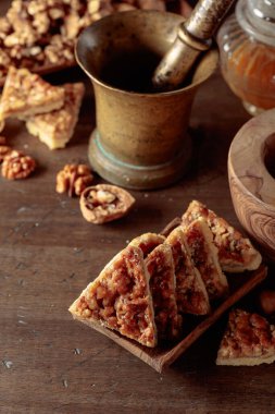 Cevizli kurabiyeler ve eski ahşap bir masada bal..