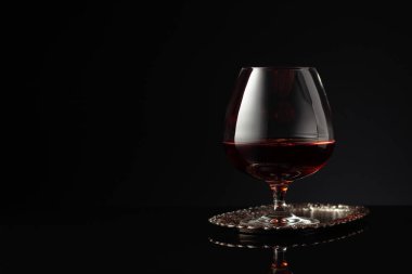 Gümüş tepside bir yudum brendi lütfen. Boşluğu kopyala.
