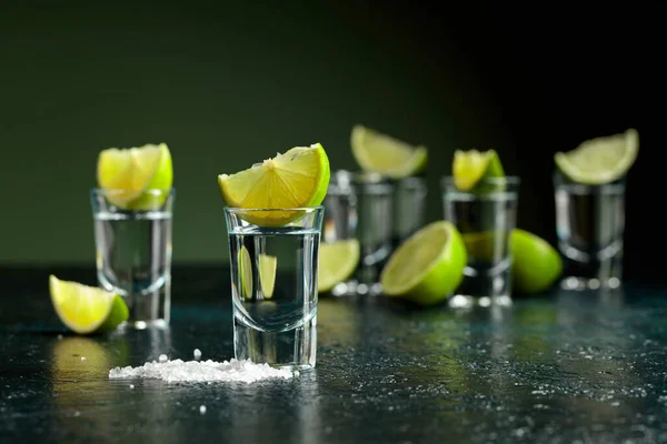 Tequila Shots Avec Tranches Citron Vert Sel Mer Sur Une — Photo