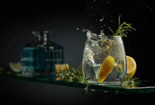 Cocktail Gin Tonique Citron Romarin Tranche Citron Tomber Dans Verre — Photo