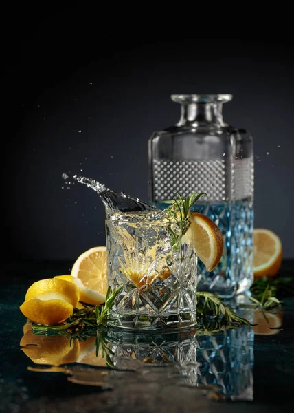 Cocktail Gin Tonique Citron Romarin Tranche Citron Tomber Dans Verre — Photo