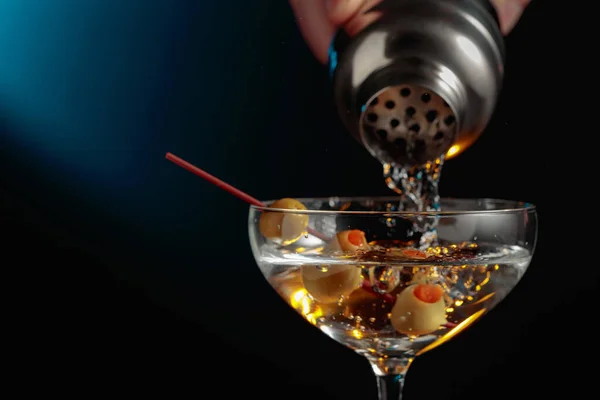 Martini Com Azeitonas Verdes Coquetel Derramado Uma Coqueteleira Copo — Fotografia de Stock