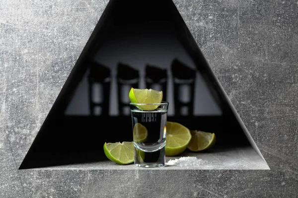 Tequila Con Rodajas Cal Sal Marina Sobre Fondo Piedra Gris —  Fotos de Stock